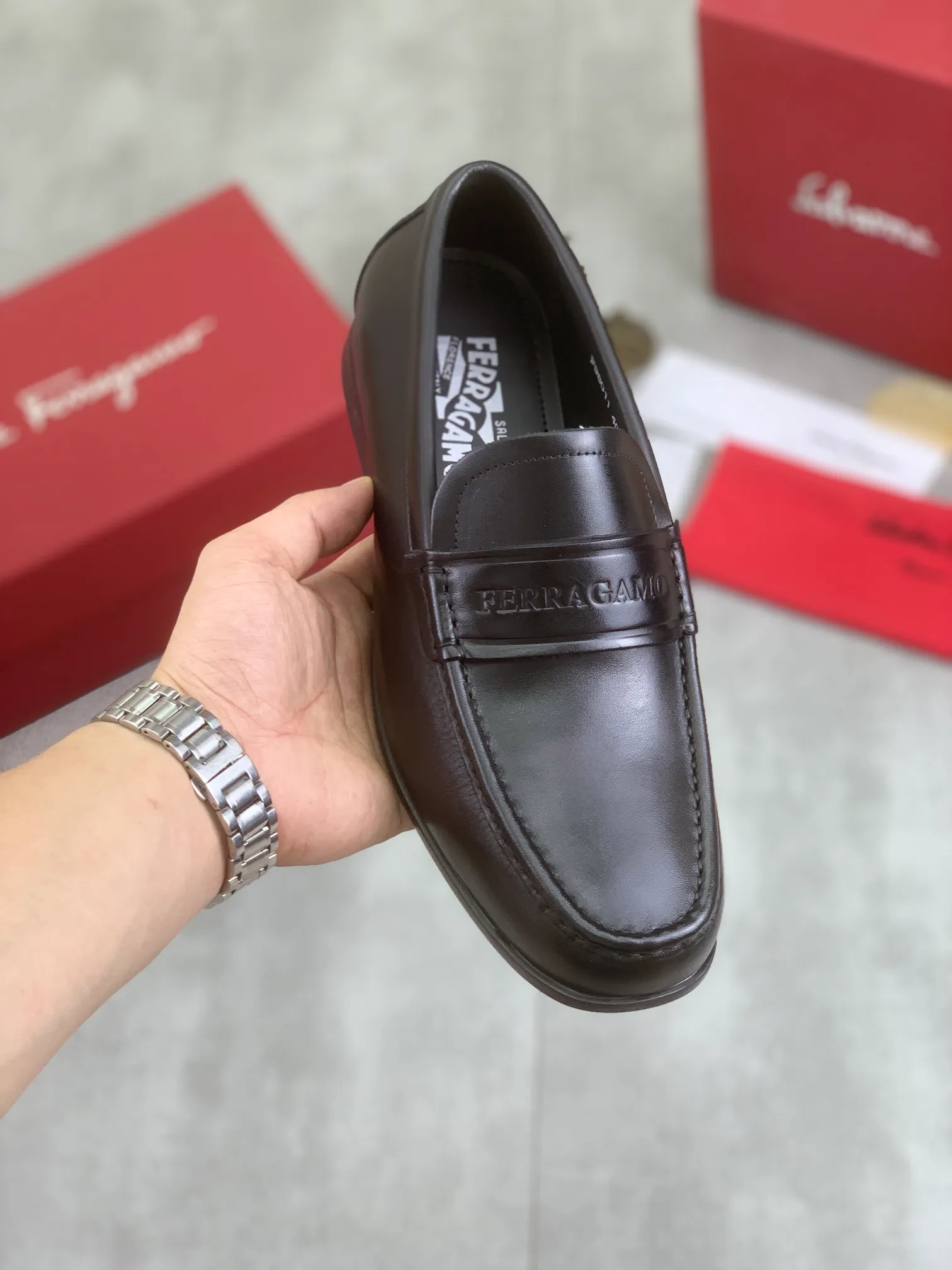 Men's Men's Shoes 💰P460💰[New Style] Water-dyed Niuli 🆘[Salvatore Ferragamo] Ferragamo's latest casual business leather shoes for men! Available at counters simultaneously! The fabric is made of specially imported original calfskin, and the interior is made of imported water-dyed cowhide. It is absolutely luxurious and leads the fashion trend. Matching code: 38-45; 3⃣️ colors available
